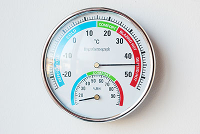 Un hygromètre qui mesure la température et le % d'humidité relative.