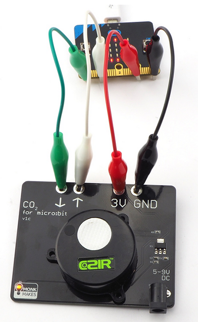 Dispositif de capteurs COZIR branché à un micro:bit avec des câbles à pince crocodile.